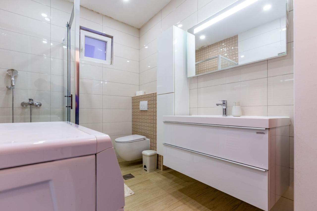 Rs Two Bedroom Apartment Sukosan Exterior photo